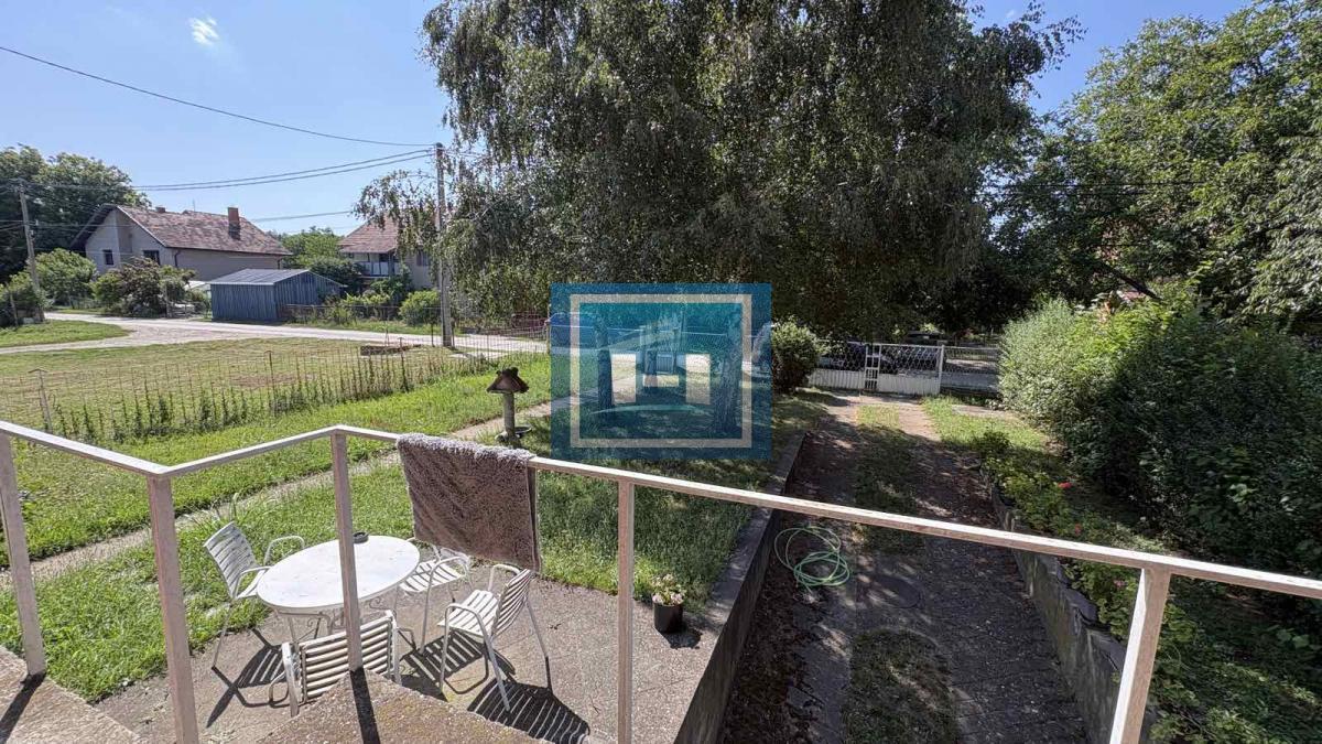 Na prodaju prostrana porodična kuća sa 56,75 ari placa i voćnjakom – odlična prilika!