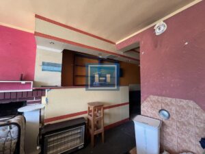Kuća sa lokalom na velikom placu na samom početku sela