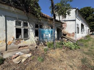 PRIZEMNA KUĆA SA VELIKIM PLACEM I POMOĆNIM OBJEKTIMA
