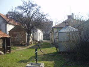 PRIZEMNA KUĆA SA VELIKIM PLACEM I POMOĆNIM OBJEKTIMA
