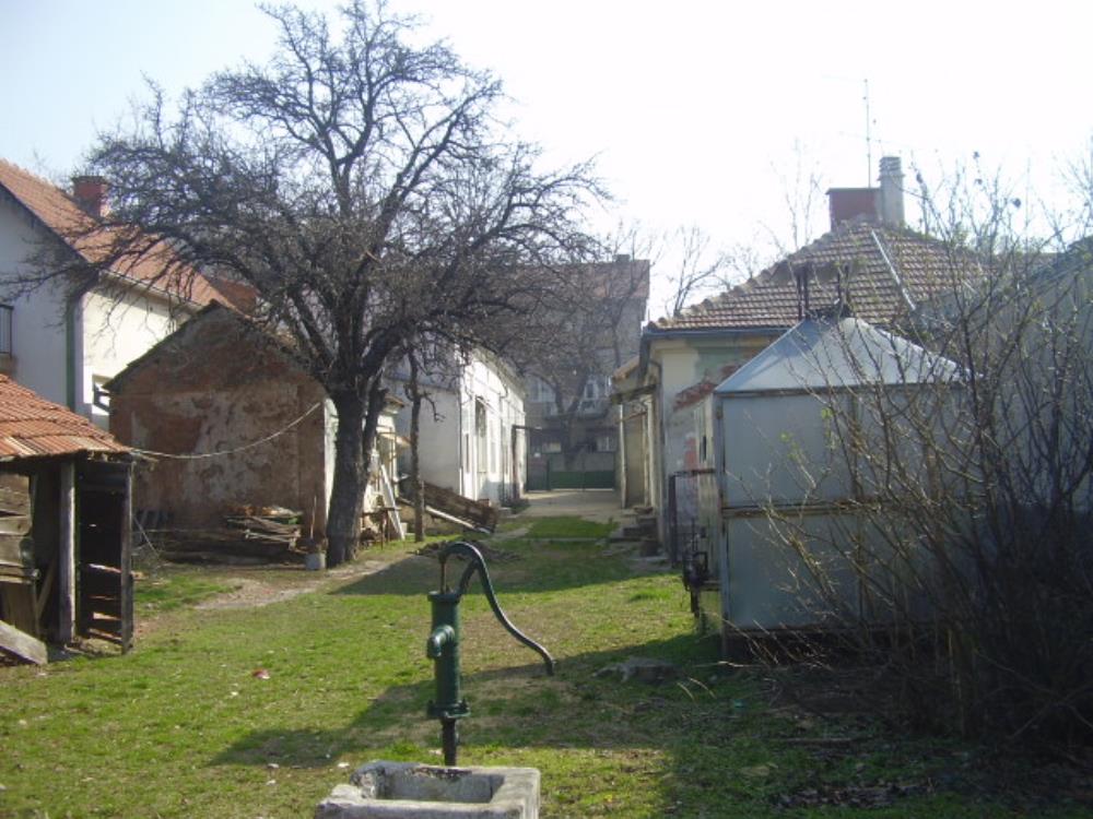 PRIZEMNA KUĆA SA VELIKIM PLACEM I POMOĆNIM OBJEKTIMA