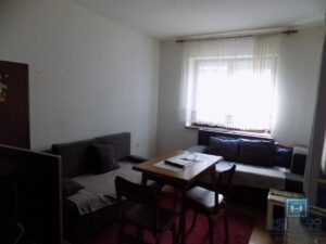 Polunameštena garsonjera na prvom spratu