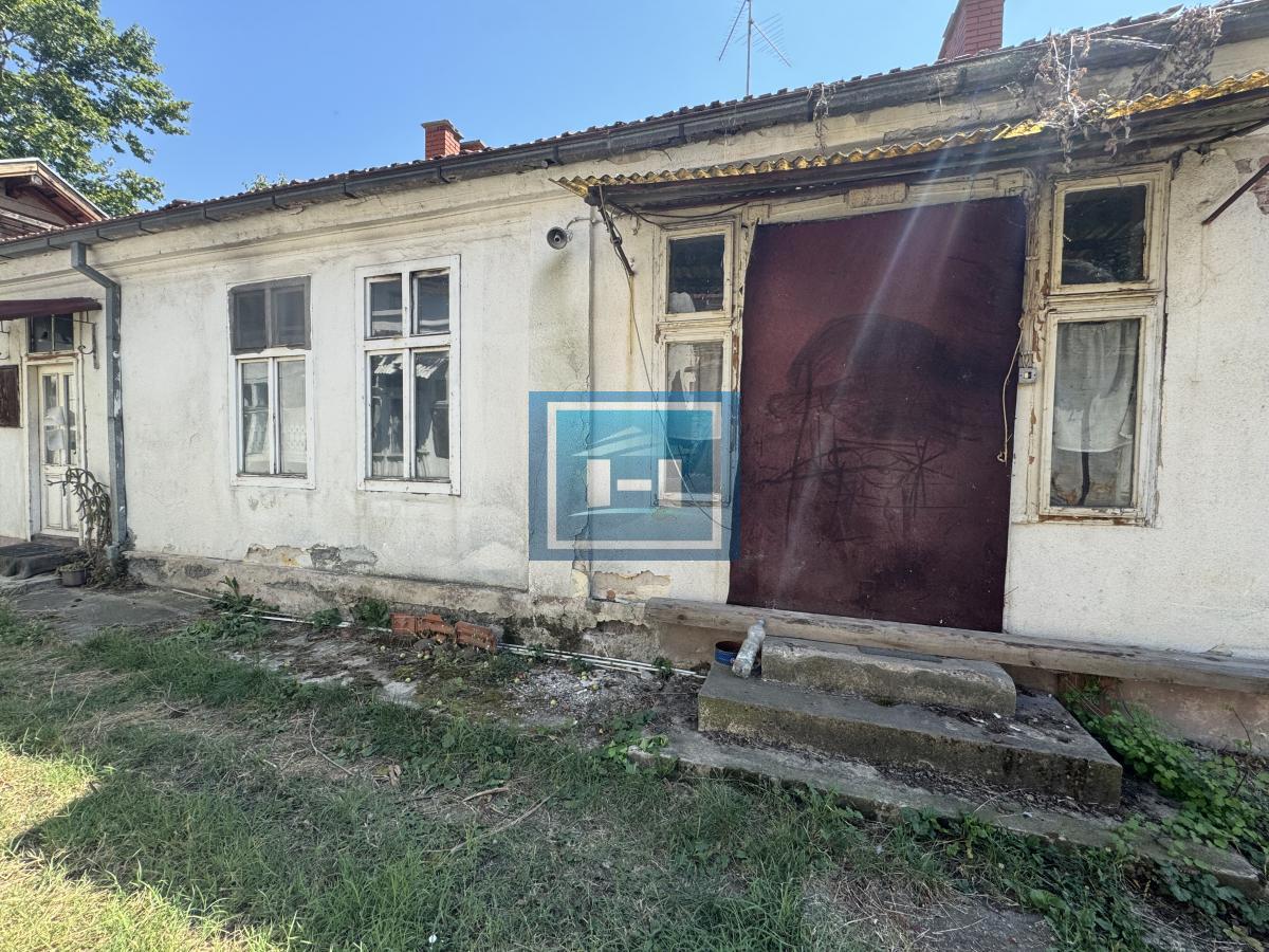 PRIZEMNA KUĆA SA VELIKIM PLACEM I POMOĆNIM OBJEKTIMA