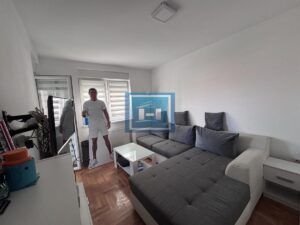 Fenomenalan trosoban stan u novoj zgradi sa garažom