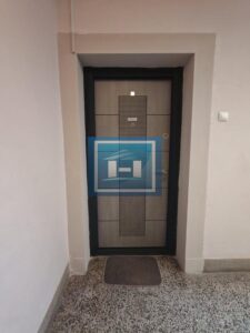 Na prodaju održavan stan u centru grada – odlična prilika za život ili investiciju!