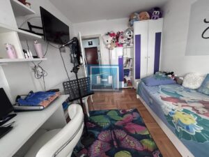 Fenomenalan trosoban stan u novoj zgradi sa garažom