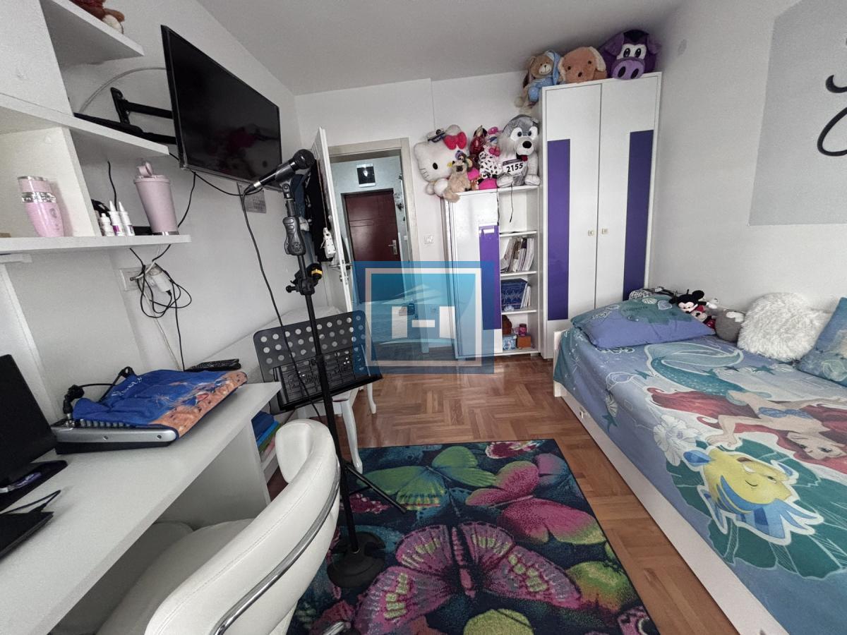 Fenomenalan trosoban stan u novoj zgradi sa garažom