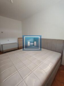 Na prodaju održavan stan u centru grada – odlična prilika za život ili investiciju!