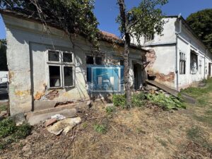 PRIZEMNA KUĆA SA VELIKIM PLACEM I POMOĆNIM OBJEKTIMA