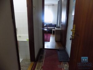 Polunameštena garsonjera na prvom spratu