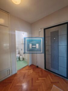 Na prodaju održavan stan u centru grada – odlična prilika za život ili investiciju!