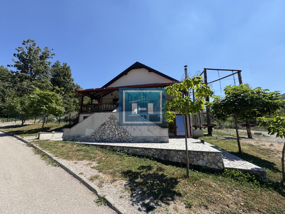 Predivan kompleks od 1000m2 u podnožju Rtnja na prodaju