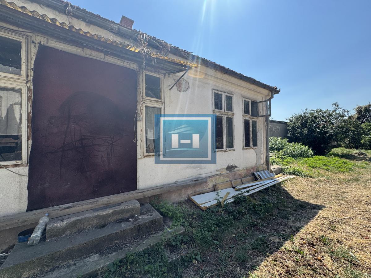 PRIZEMNA KUĆA SA VELIKIM PLACEM I POMOĆNIM OBJEKTIMA