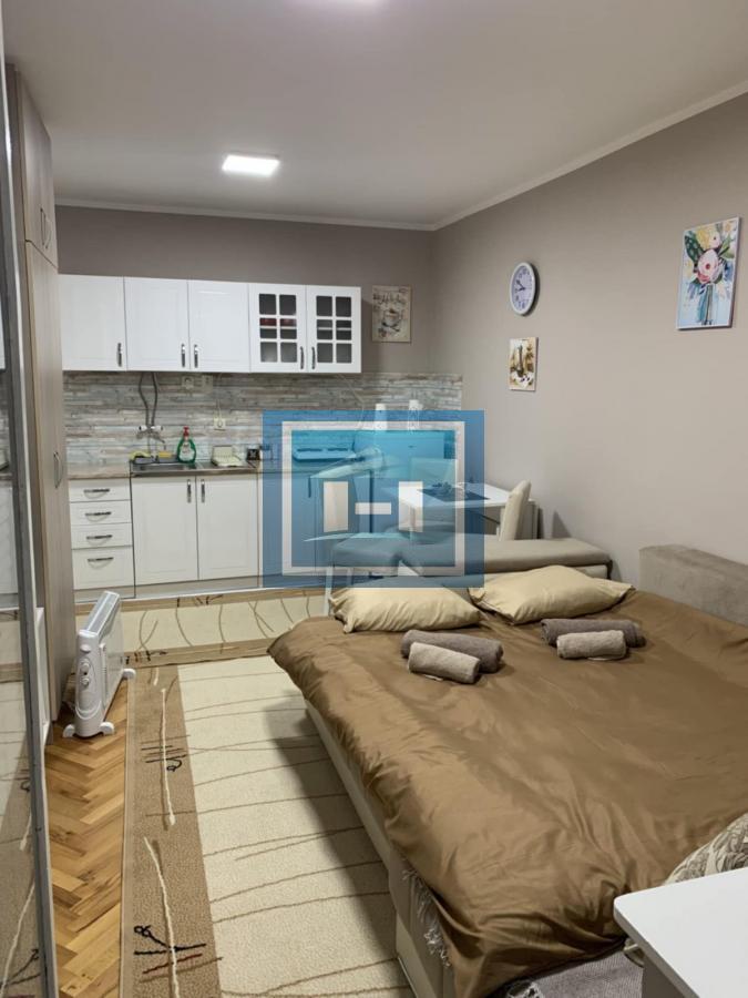 Garsonjera sa terasom na lepoj lokaciji!