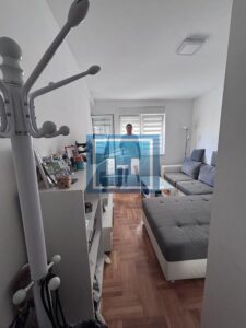 Fenomenalan trosoban stan u novoj zgradi sa garažom