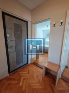 Na prodaju održavan stan u centru grada – odlična prilika za život ili investiciju!