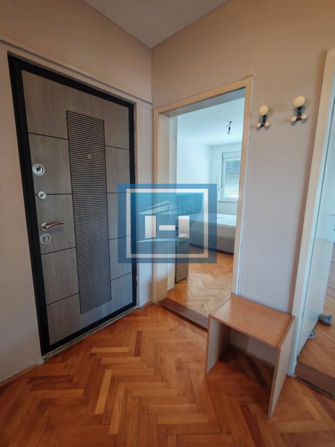Na prodaju održavan stan u centru grada – odlična prilika za život ili investiciju!