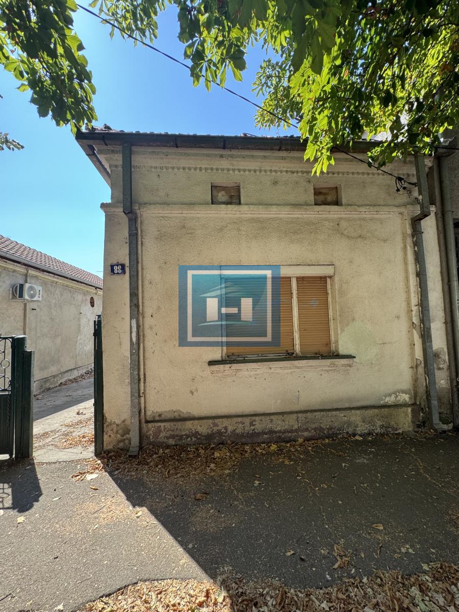 PRIZEMNA KUĆA SA VELIKIM PLACEM I POMOĆNIM OBJEKTIMA