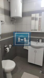 Garsonjera sa terasom na lepoj lokaciji!