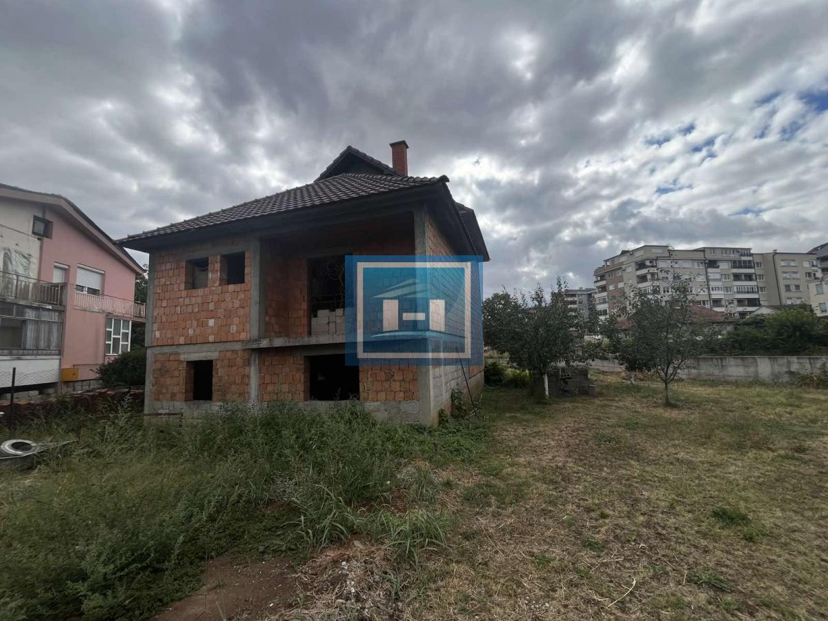 Prostrana porodična kuća od 200 m² – idealan dom za vašu porodicu!