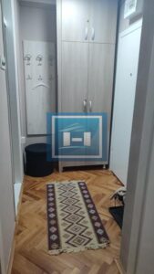 Garsonjera sa terasom na lepoj lokaciji!