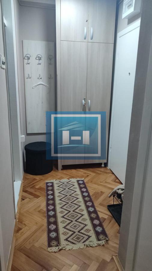 Garsonjera sa terasom na lepoj lokaciji!