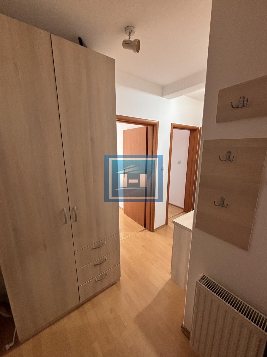 Izdaje se kompletno renoviran jednosoban stan u lepom delu grada