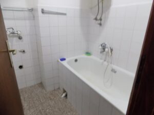 Polunameštena garsonjera na prvom spratu