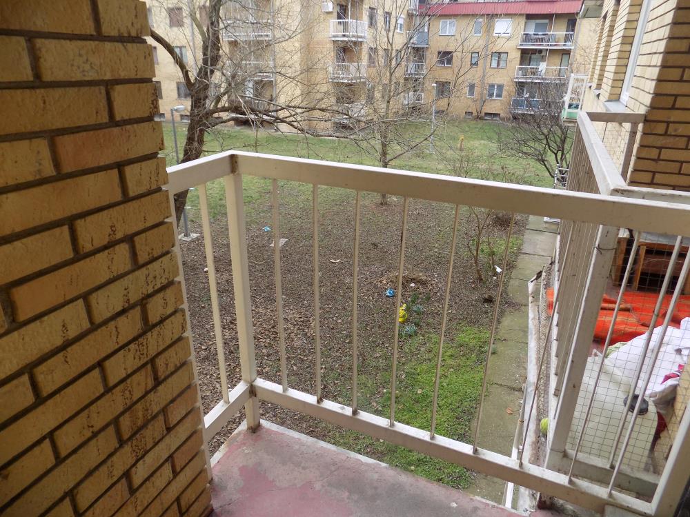 Polunameštena garsonjera na prvom spratu