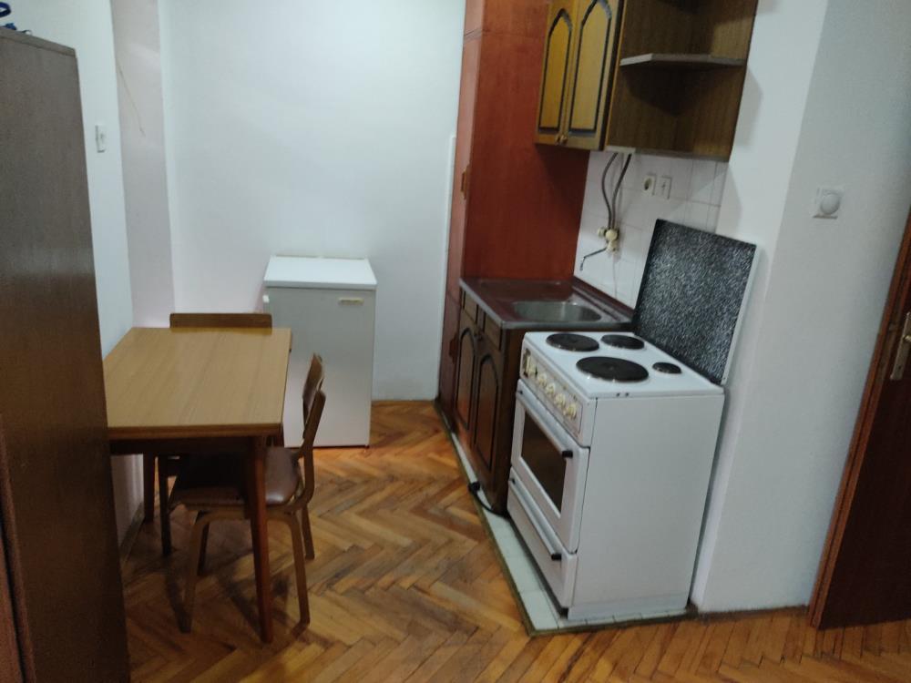 Polunameštena garsonjera na prvom spratu