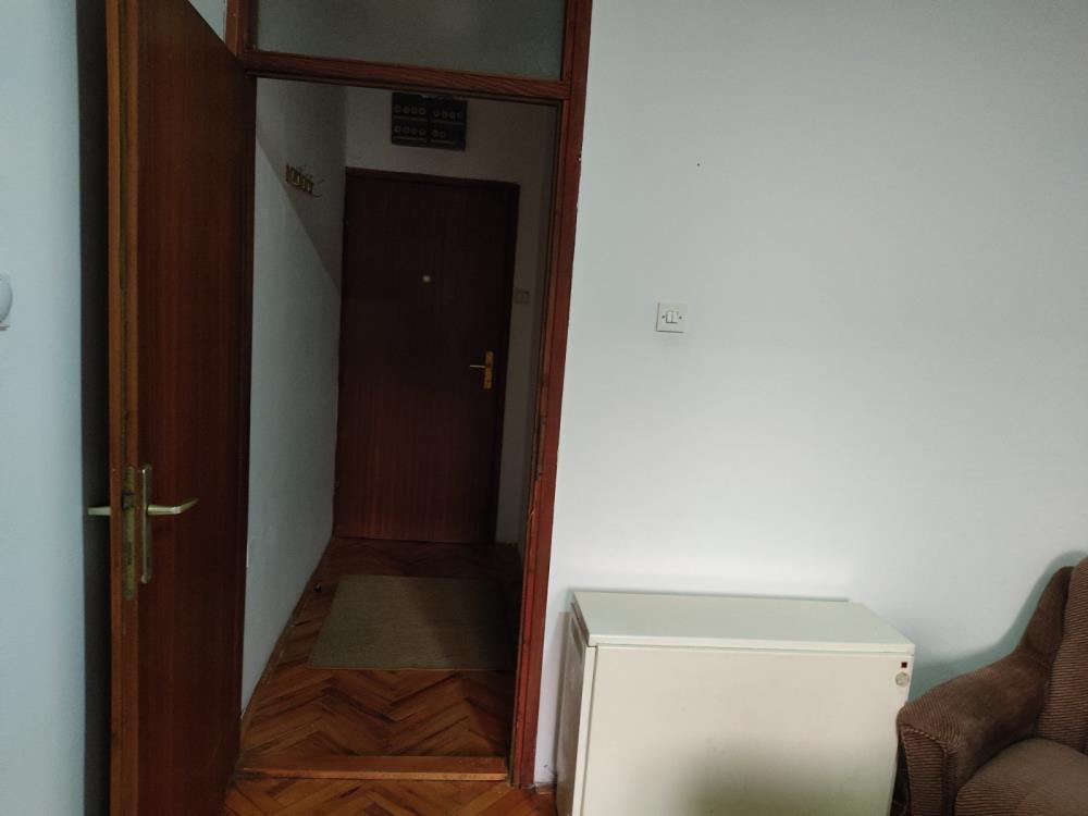 Polunameštena garsonjera na prvom spratu