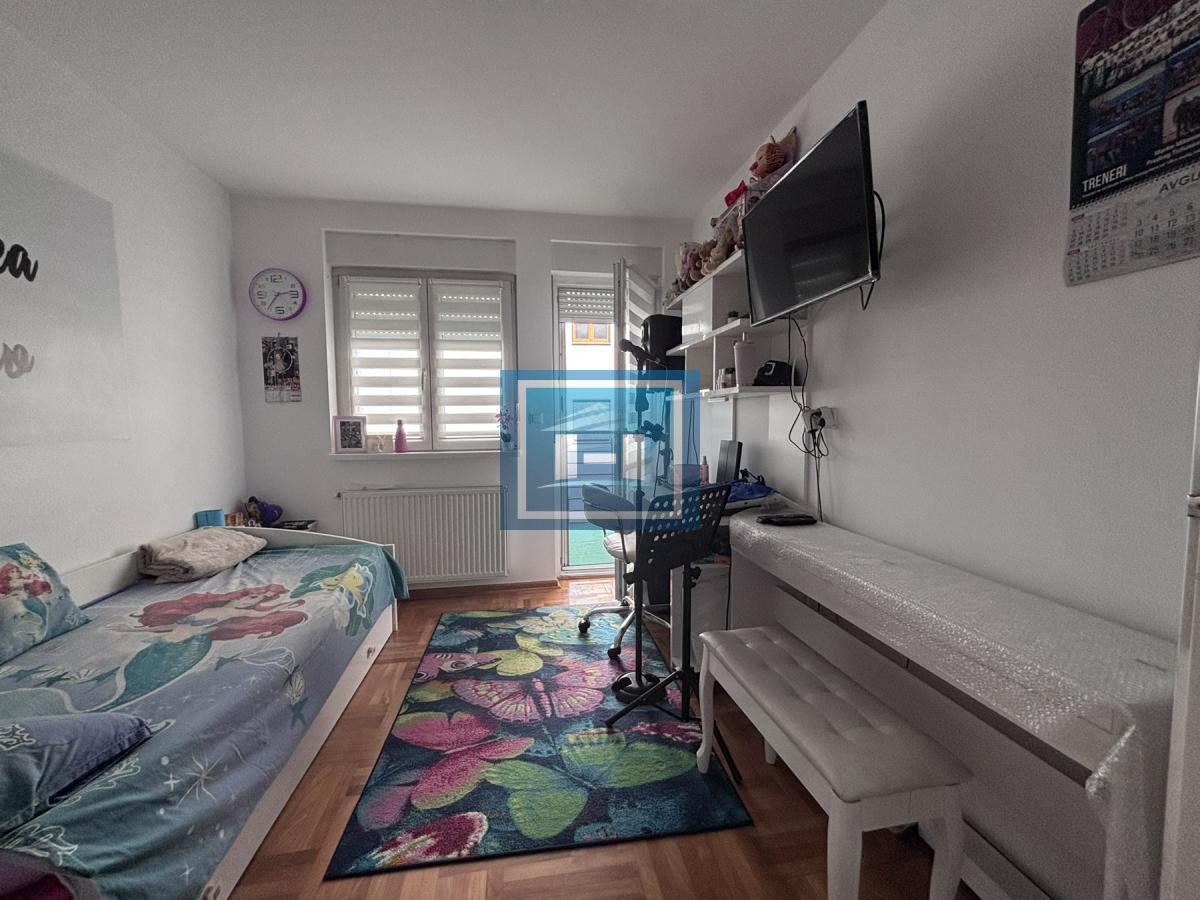 Fenomenalan trosoban stan u novoj zgradi sa garažom