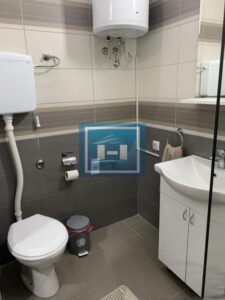Garsonjera sa terasom na lepoj lokaciji!