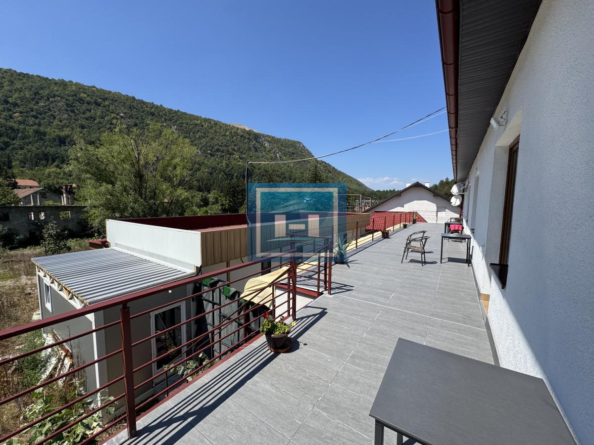 Predivan kompleks od 1000m2 u podnožju Rtnja na prodaju