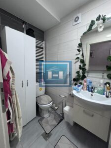 Fenomenalan trosoban stan u novoj zgradi sa garažom