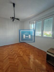 Na prodaju održavan stan u centru grada – odlična prilika za život ili investiciju!