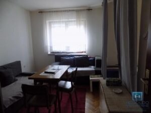 Polunameštena garsonjera na prvom spratu