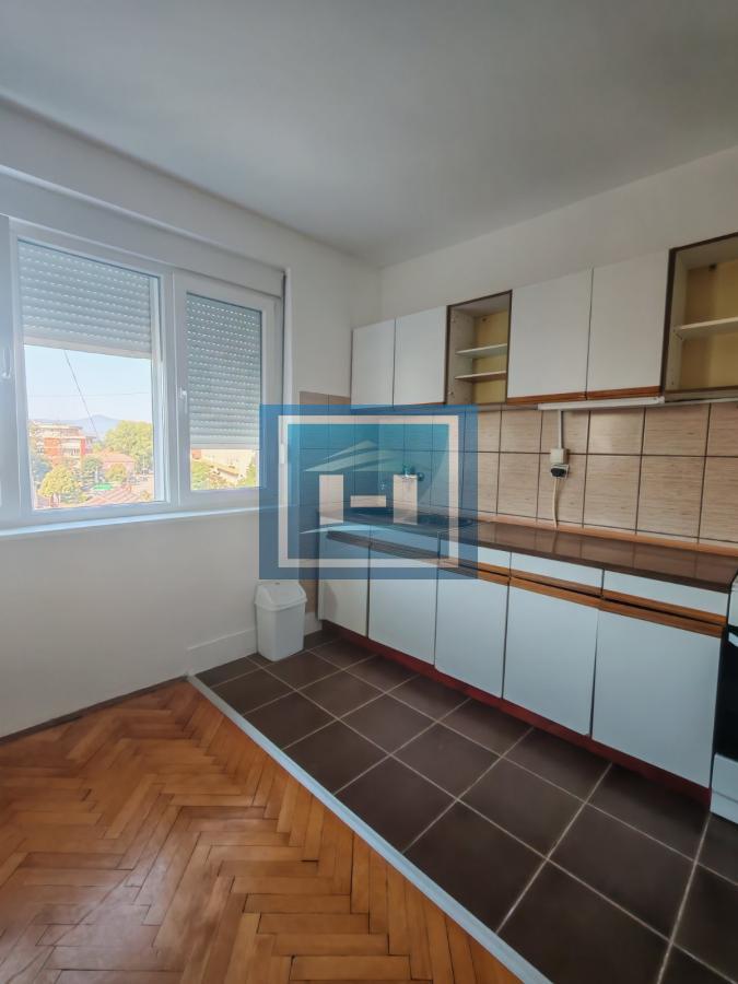Na prodaju održavan stan u centru grada – odlična prilika za život ili investiciju!