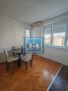 Na prodaju održavan stan u centru grada – odlična prilika za život ili investiciju!