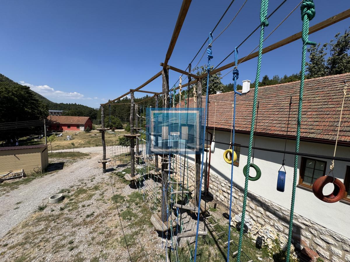 Predivan kompleks od 1000m2 u podnožju Rtnja na prodaju