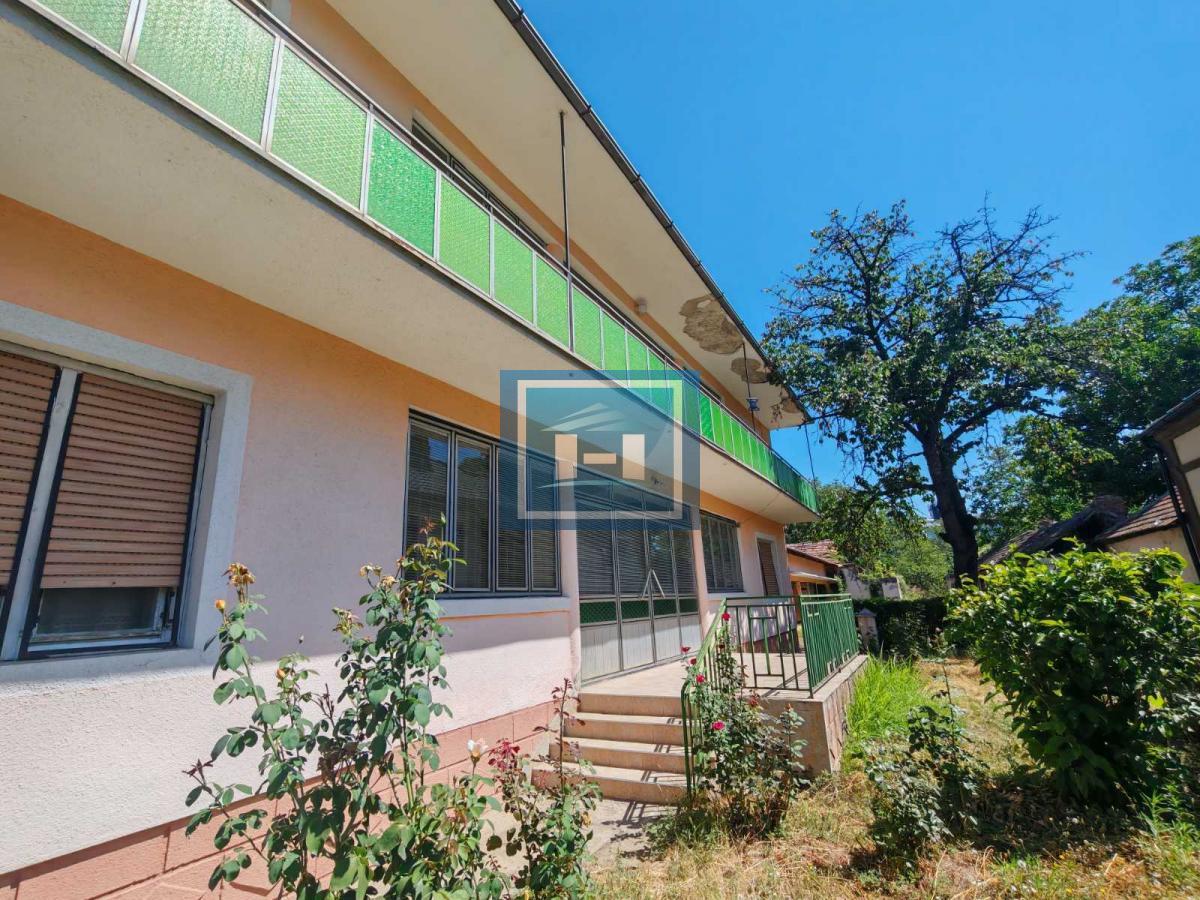 SUPER POVOLJNA VELIKA KUĆA U VARVARINU – IDEALNA ZA DVE PORODICE ILI KAO INVESTICIJA!