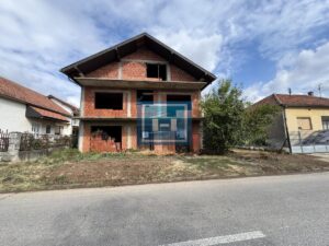 INVESTICIONA PRILIKA – KUĆA U IZGRADNJI SA ULAZOM SA OBE STRANE ULICE!
