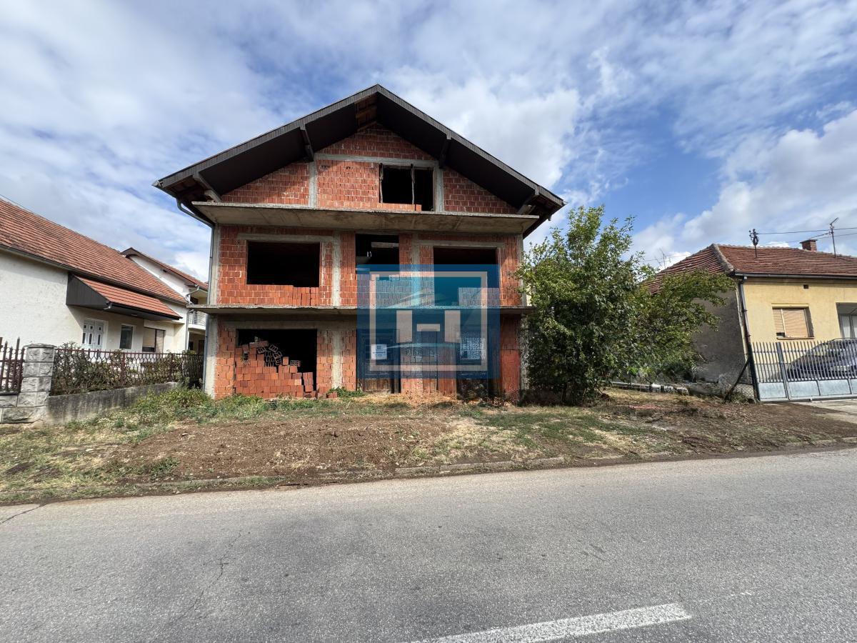 INVESTICIONA PRILIKA – KUĆA U IZGRADNJI SA ULAZOM SA OBE STRANE ULICE!