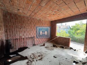 INVESTICIONA PRILIKA – KUĆA U IZGRADNJI SA ULAZOM SA OBE STRANE ULICE!