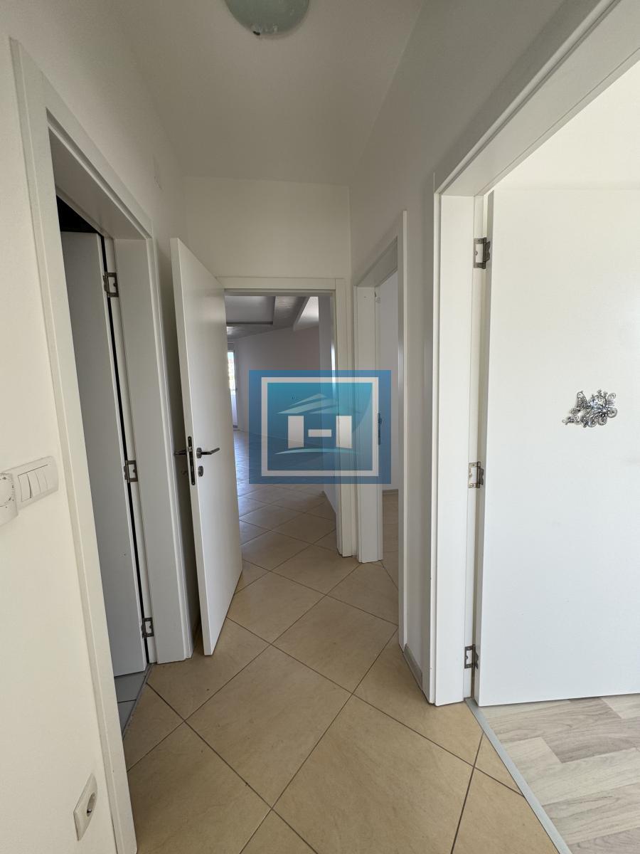 Prostran stan 70 m² sa tri spavaće sobe – Centar Ćuprije