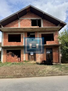 INVESTICIONA PRILIKA – KUĆA U IZGRADNJI SA ULAZOM SA OBE STRANE ULICE!