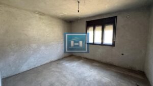 Ozakonjena kuća na 4km od grada-5,61a placa i dva pomoćna objekta
