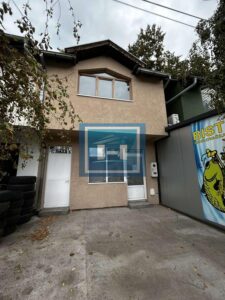 Poslovni prostor na dva nivoa – idealan za kancelariju, salon lepote ili druge poslovne namene