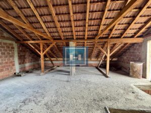 INVESTICIONA PRILIKA – KUĆA U IZGRADNJI SA ULAZOM SA OBE STRANE ULICE!
