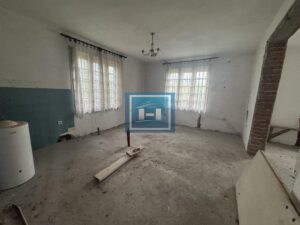 DVE KUĆE SA POMOĆNIM OBJEKTIMA NA 30.48a